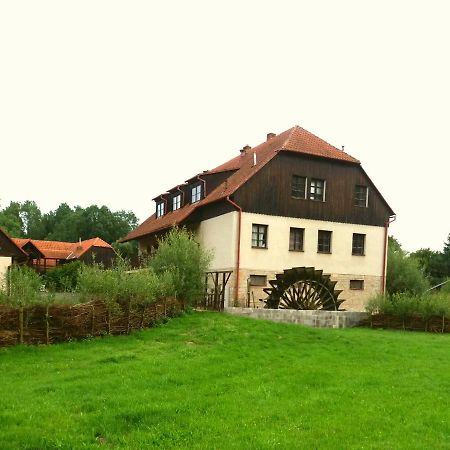 Kratochviluv mlyn Hotell Cervena Lhota  Exteriör bild