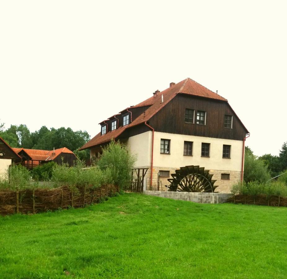 Kratochviluv mlyn Hotell Cervena Lhota  Exteriör bild