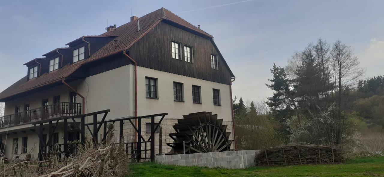 Kratochviluv mlyn Hotell Cervena Lhota  Exteriör bild