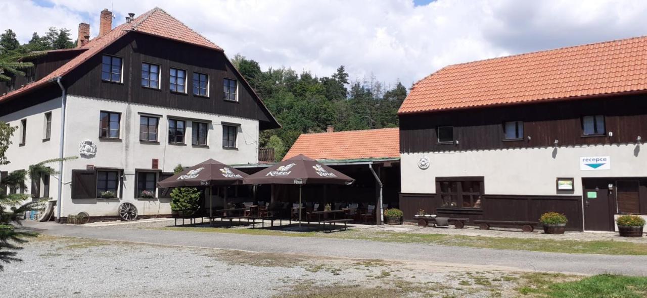 Kratochviluv mlyn Hotell Cervena Lhota  Exteriör bild